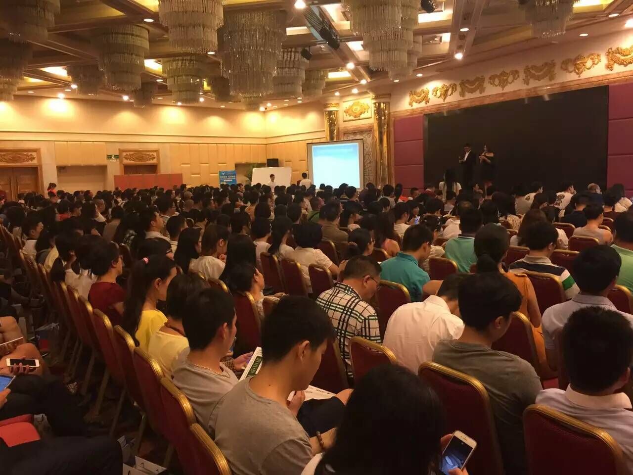 第一頁(yè)6月7場(chǎng)線(xiàn)下交流培訓(xùn)會(huì)匯聚上千名外貿(mào)人，火爆各地外貿(mào)圈
